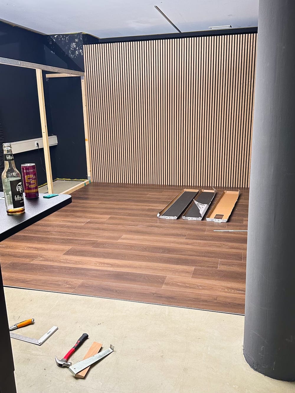 Lamellenwand und Boden im ersten Studio