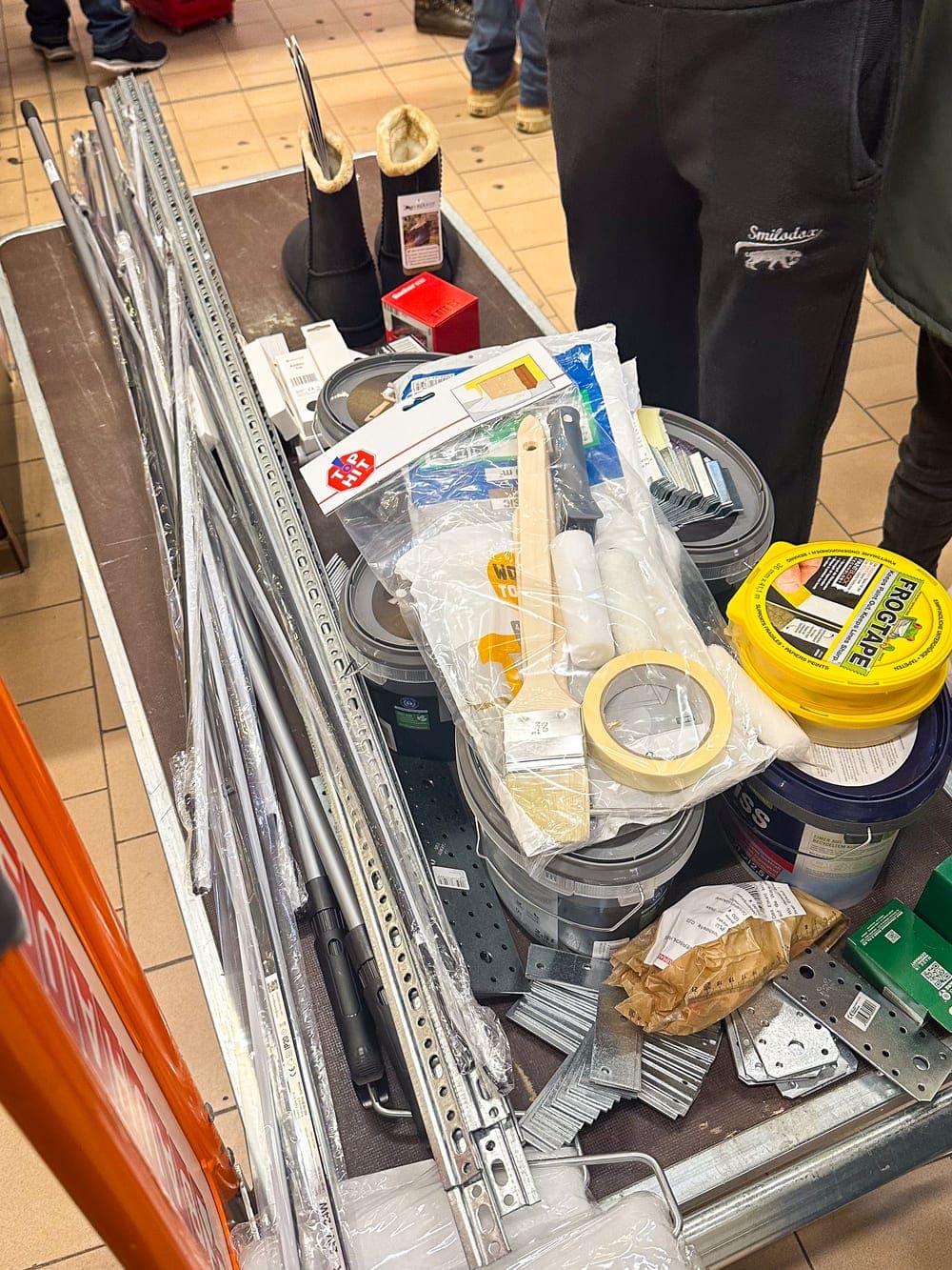 Aluprofile und Material im Baumarktwagen