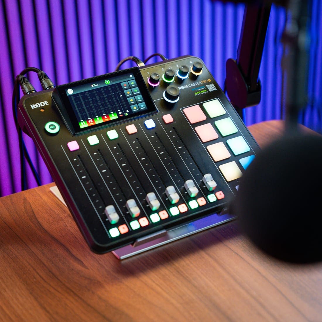 RØDECaster Pro II auf dem Studiotisch