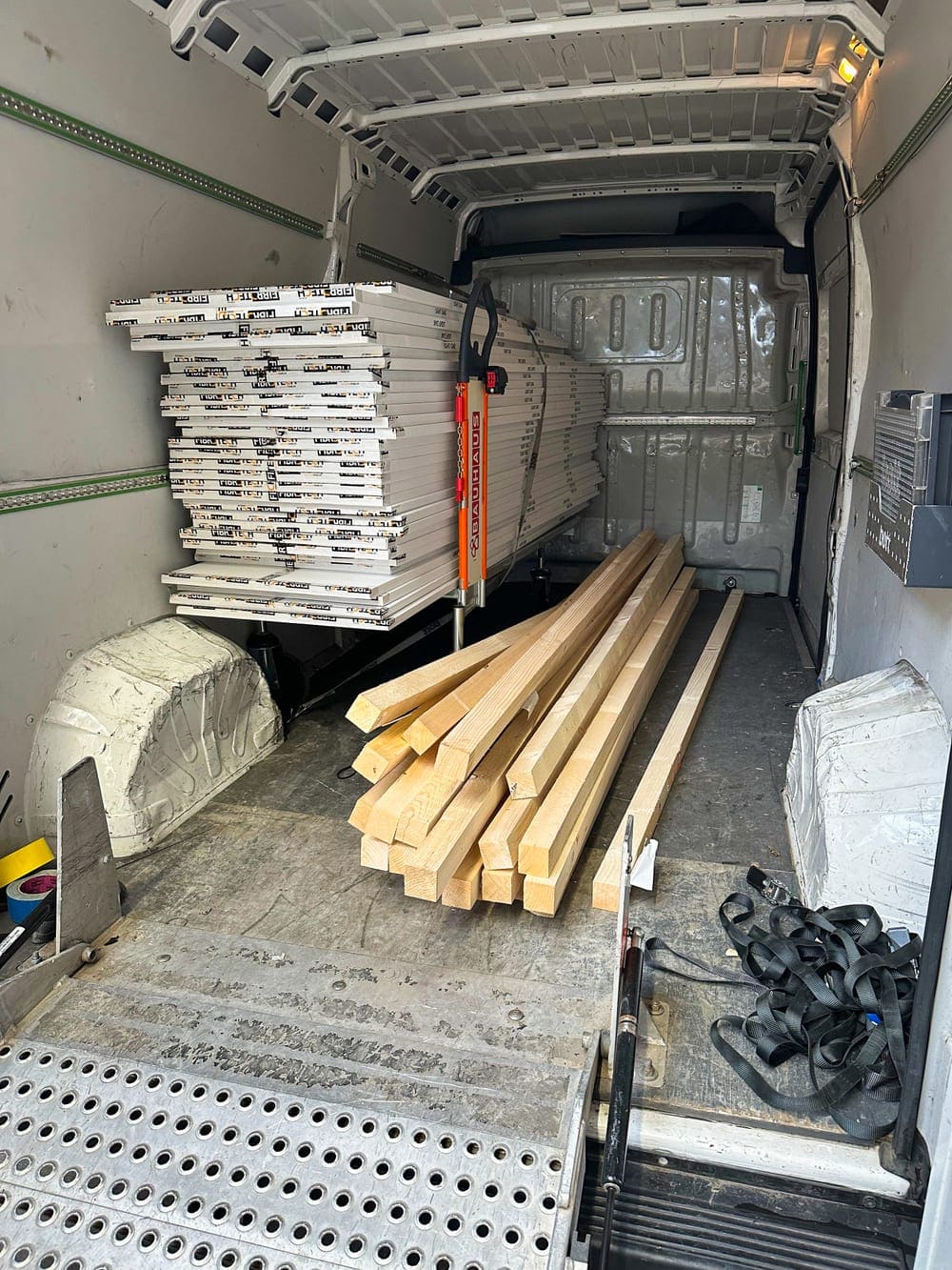 Transporter beladen mit Kanthölzern und Platten