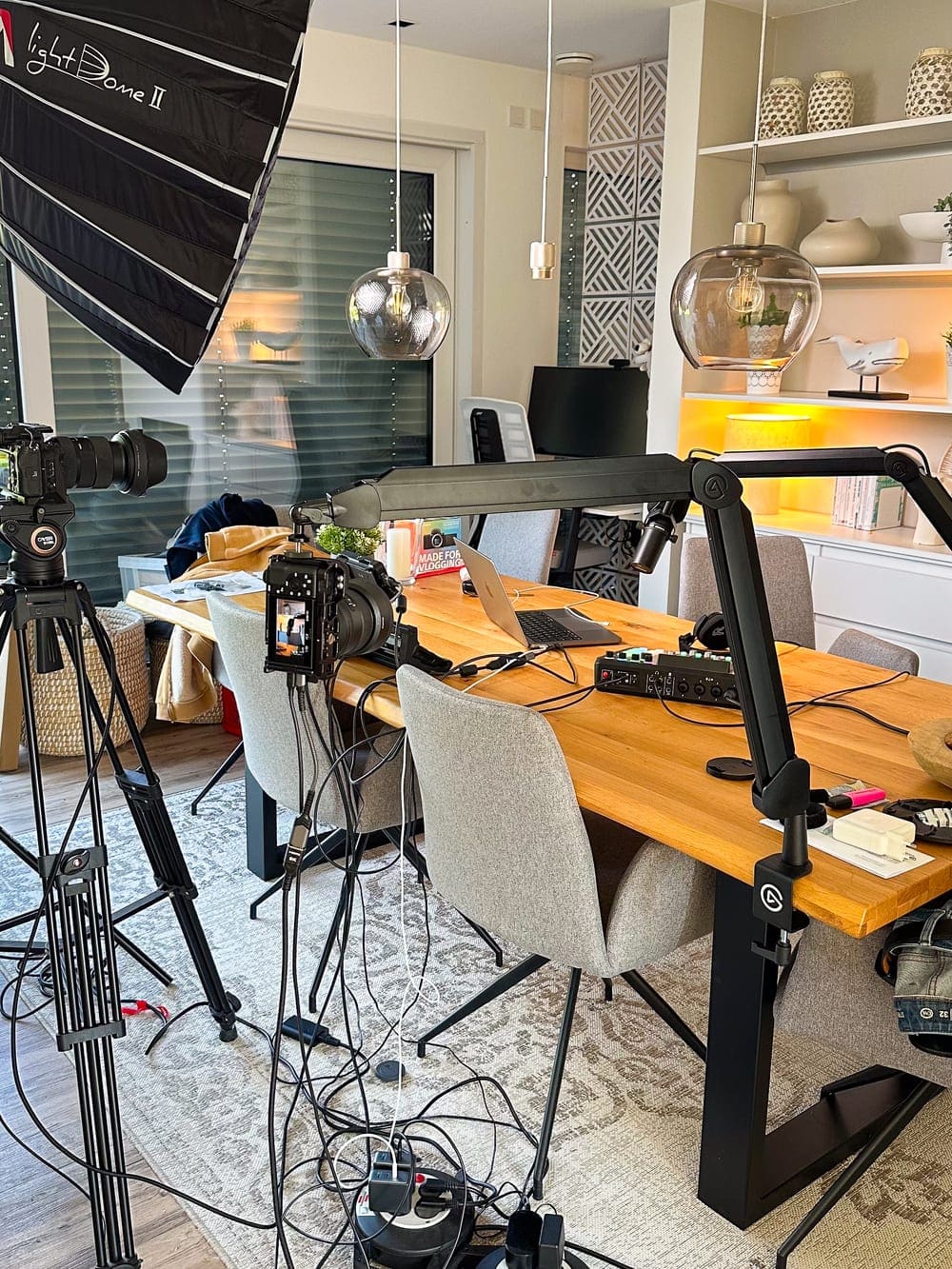 Studio-Equipment auf einem Esstisch im Wohnzimmer