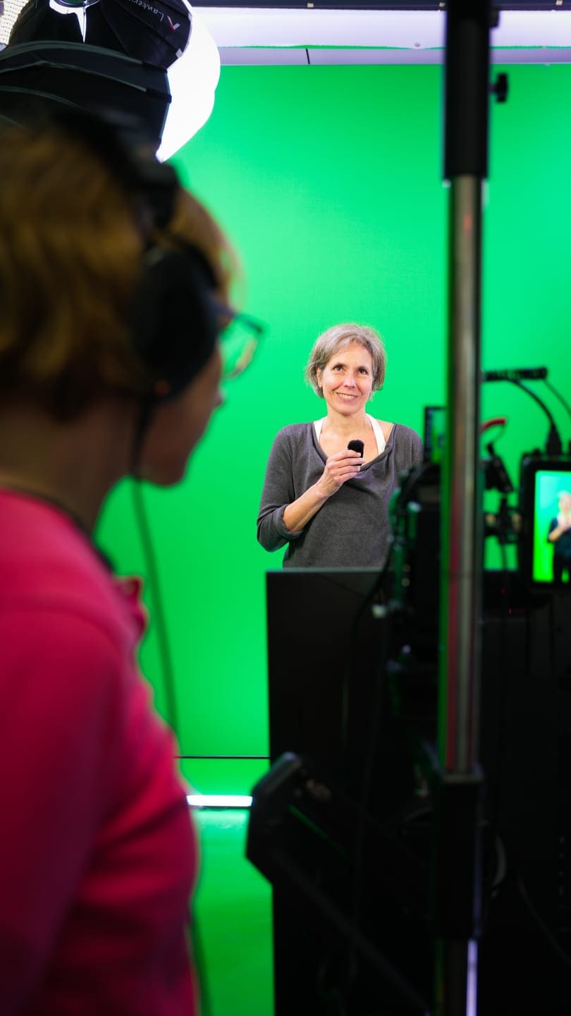 Aufnahme einer Sprecherin vor dem Greenscreen