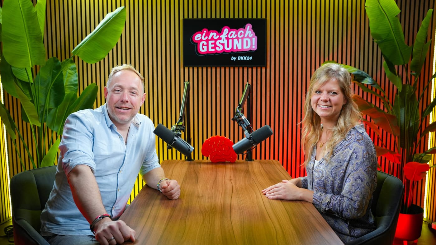 Zwei Gäste im Gespräch am Podcast-Tisch