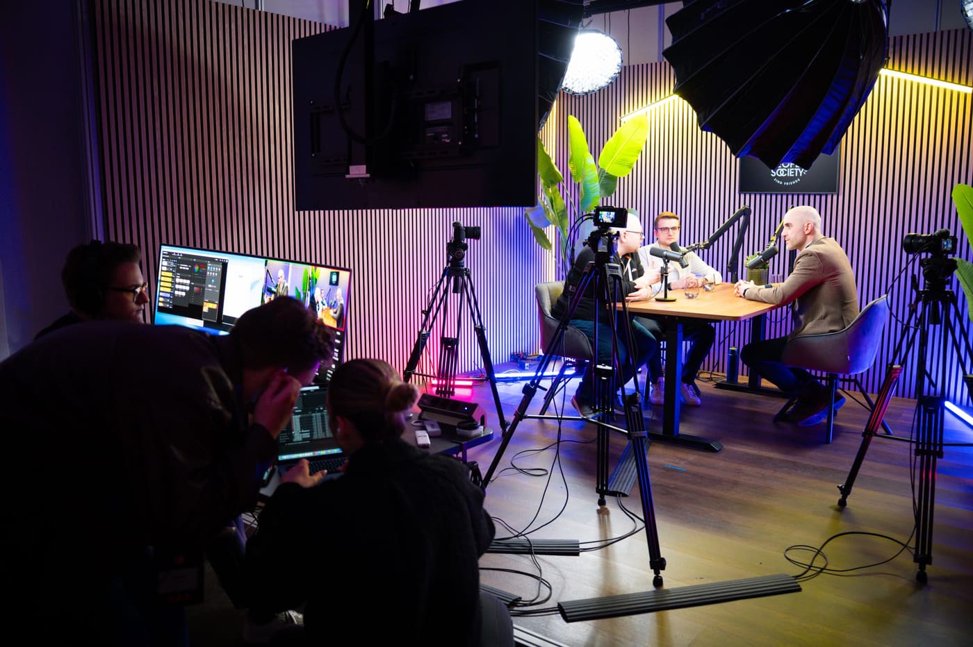 Regieplatz mit Bildmischer und Monitoren während einer Live-Produktion