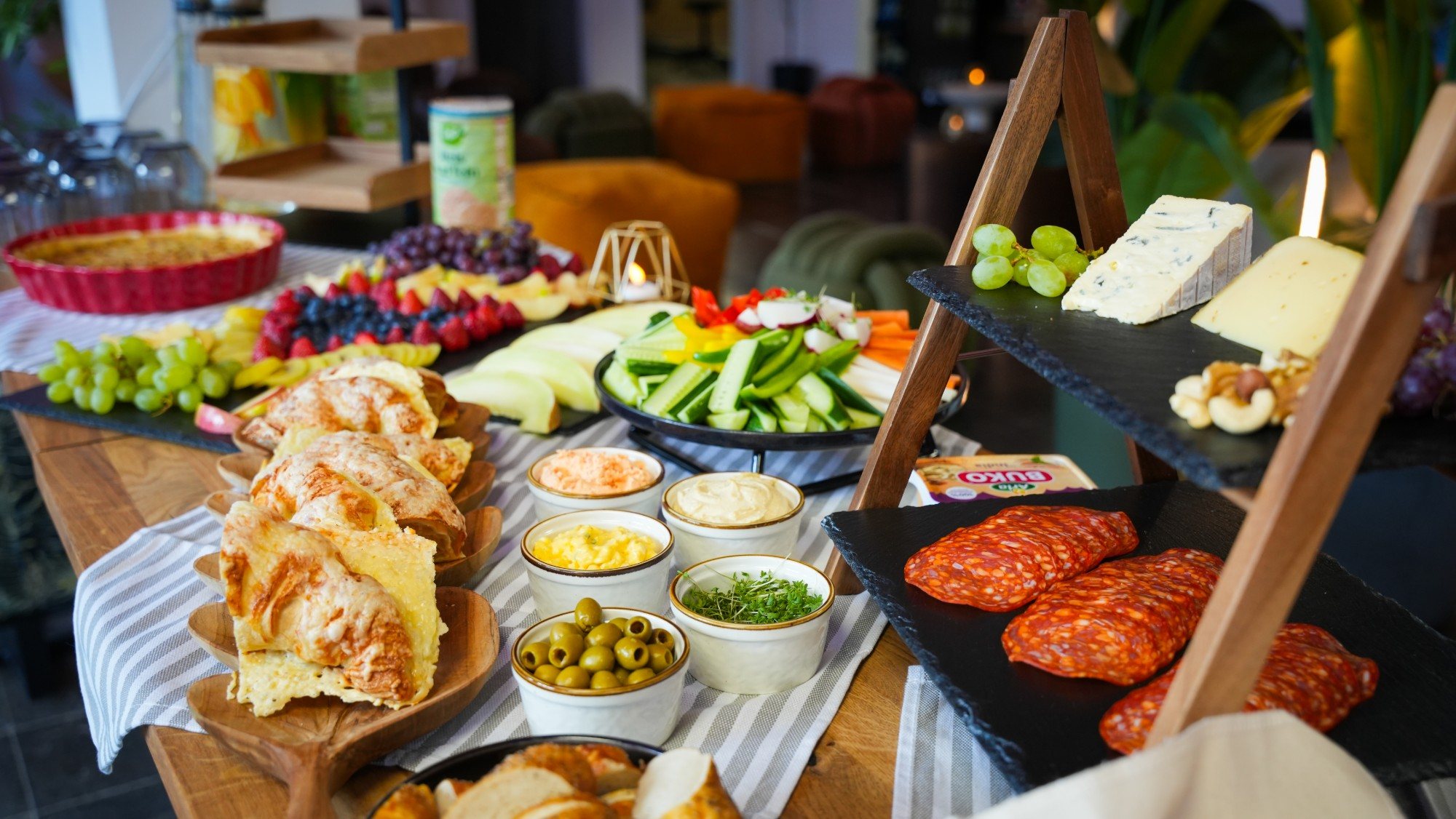 Catering-Buffet auf der Etage mit Croissants, Dips, Obst und Käse