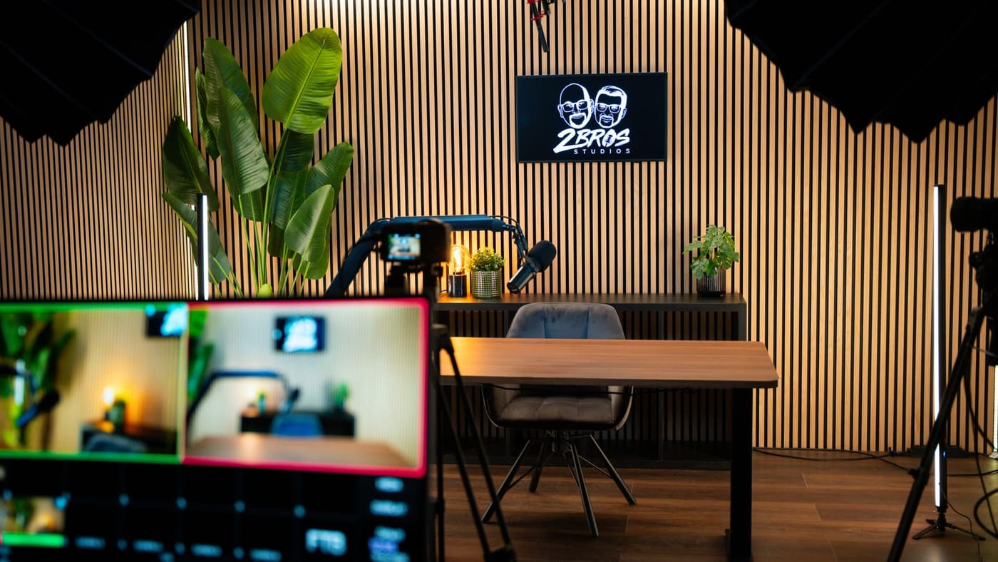Aufnahmeplatz für einen Online-Kurs mit Kamera, Tisch und Vorschaumonitor
