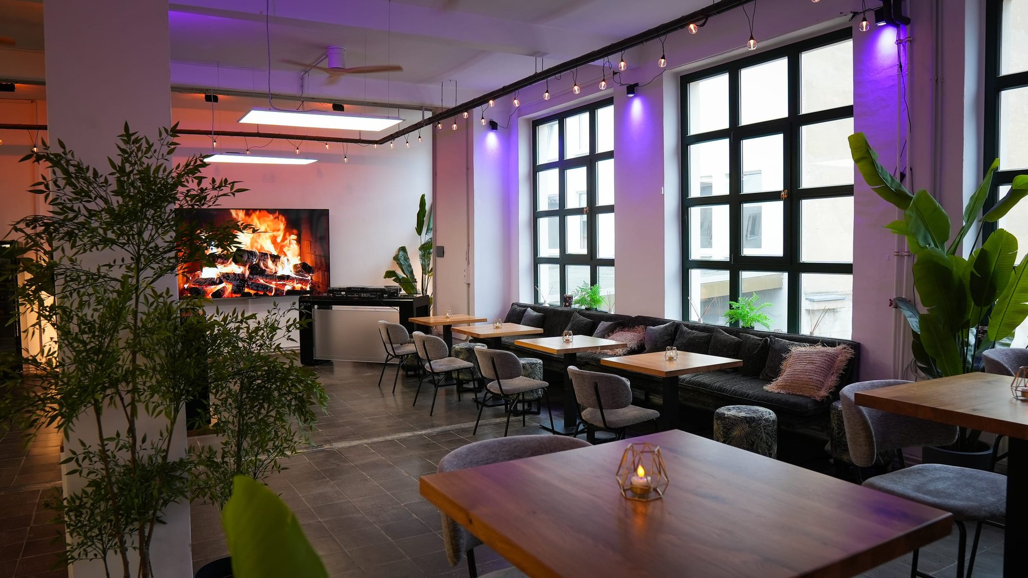 Community Space am Abend mit Kerzen und Kamin auf dem Bildschirm