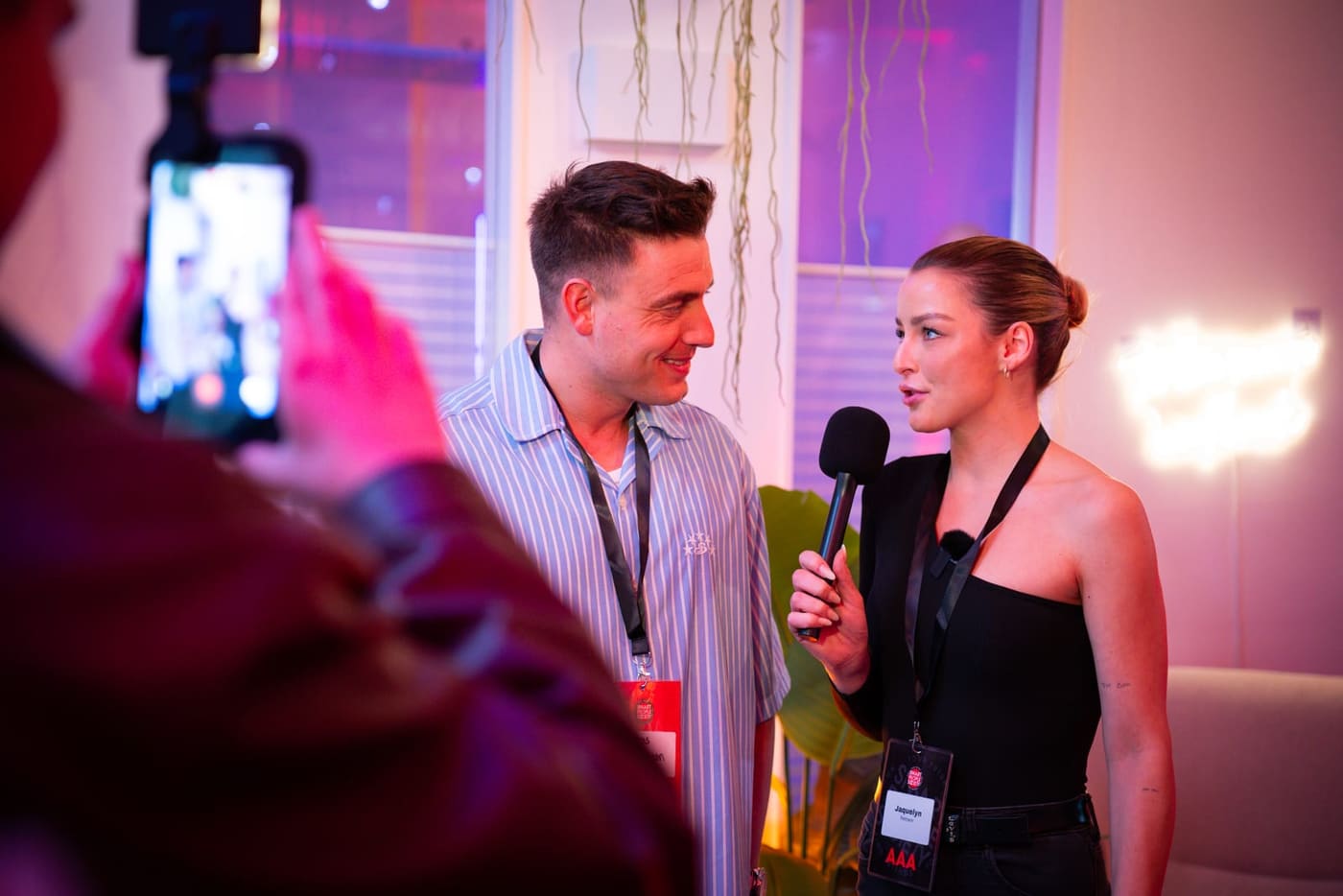 Interview mit Mikrofon im Loft