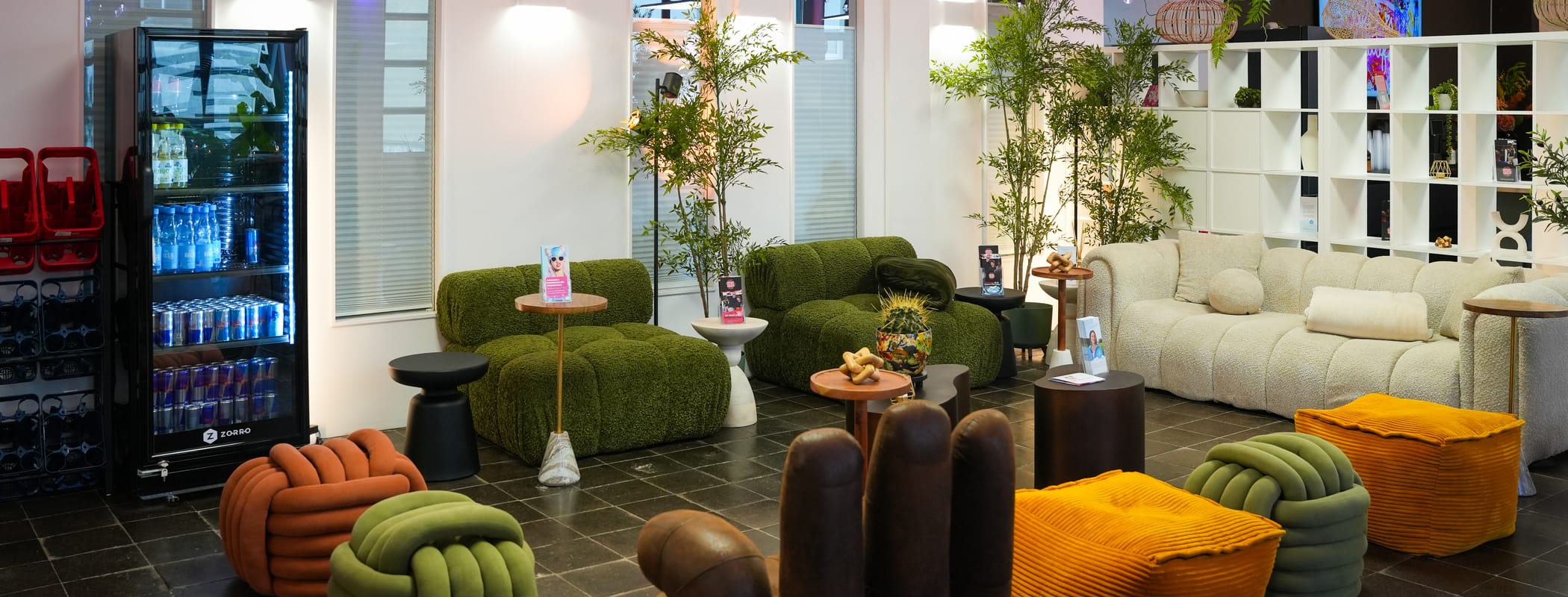 Gäste-Lounge mit Sofas neben den Studios