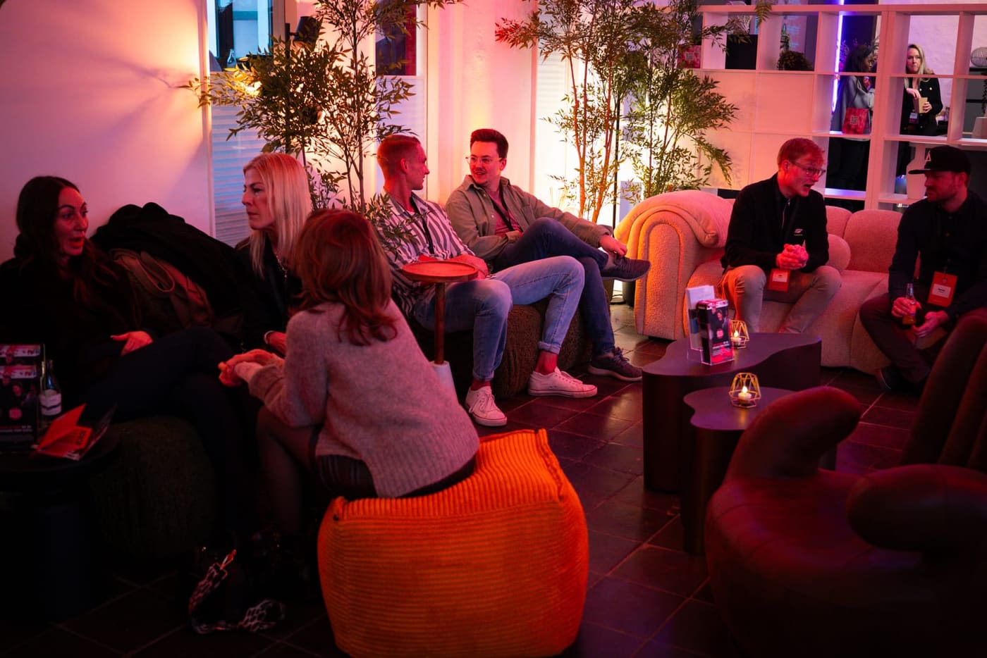 Sitzgruppen im Loft, Gäste im Gespräch