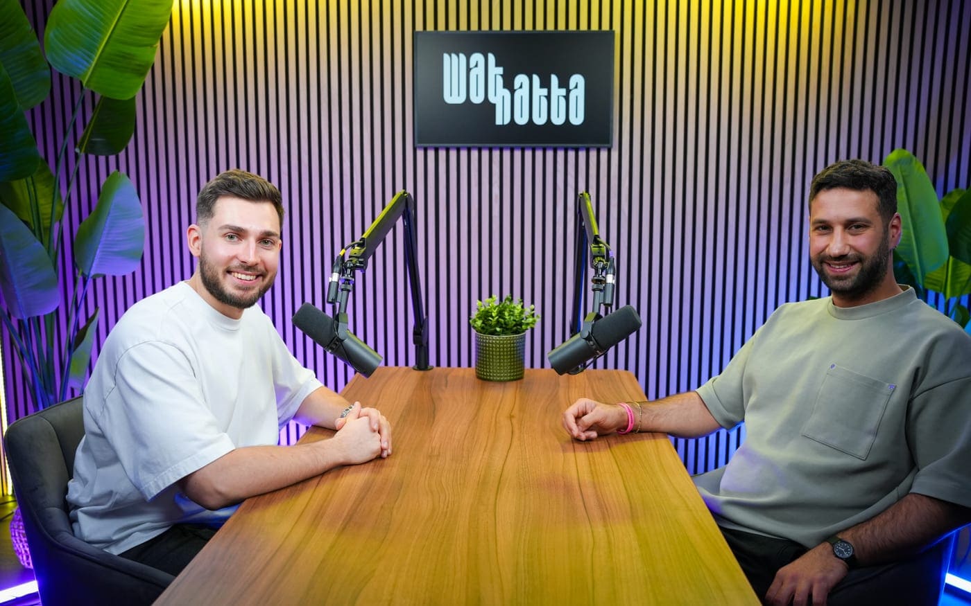 Zwei Personen bei einer Video-Podcast-Aufnahme