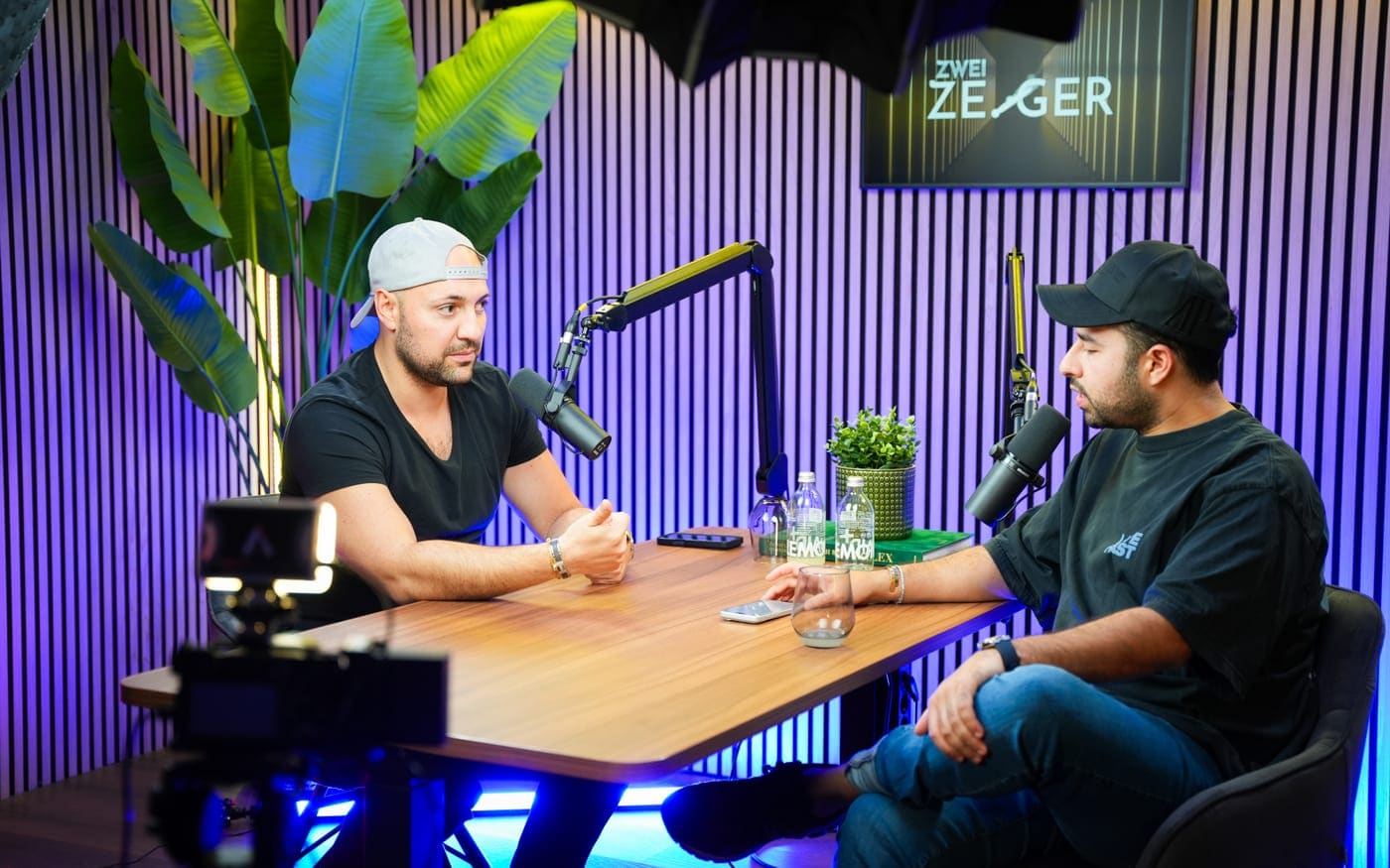 Video-Podcast-Interview mit zwei Personen an einem Tisch
