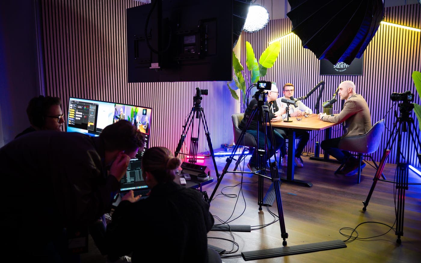 Produktion mit mehreren Kameras und Regieplatz